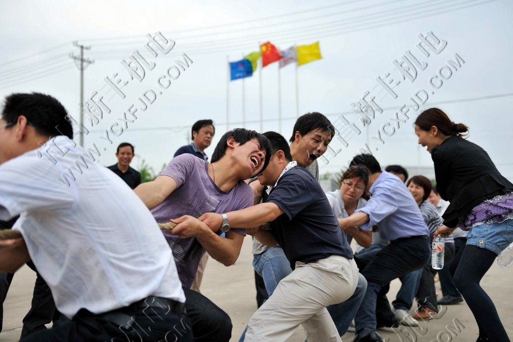 “瘋狂”的拔河比賽